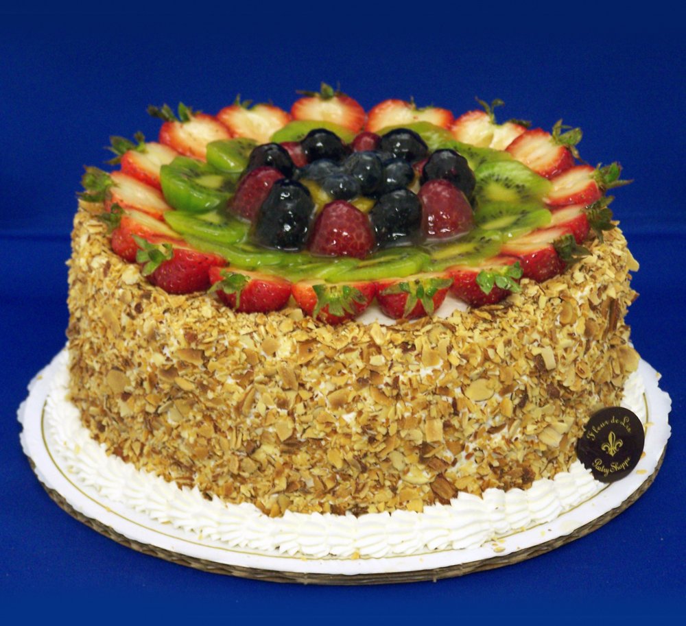 Как украсить наполеон на день рождения. Украшение торта Наполеон. Украшение медовика. Украшение торта Наполеон фруктами. Украшение торта Наполеон на день рождения.
