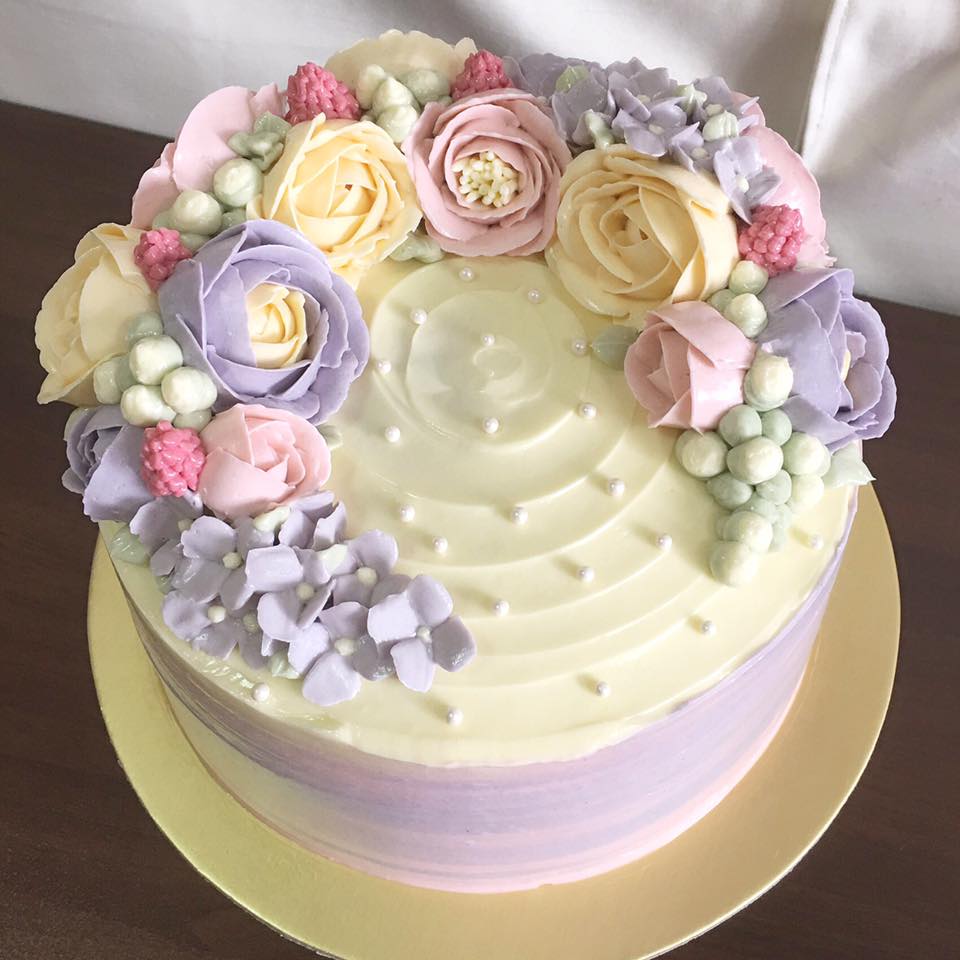 Pink cake with roses and gold edge - FunCakes